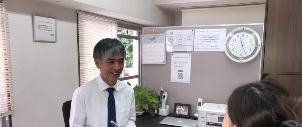 福岡市博多駅前の整体、てんびんカイロプラクティックでお客様のお話を聞いている写真