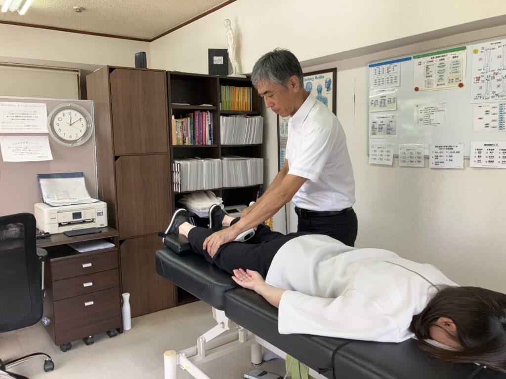 てんびんカイロで、アクティベータ療法で膝の調整