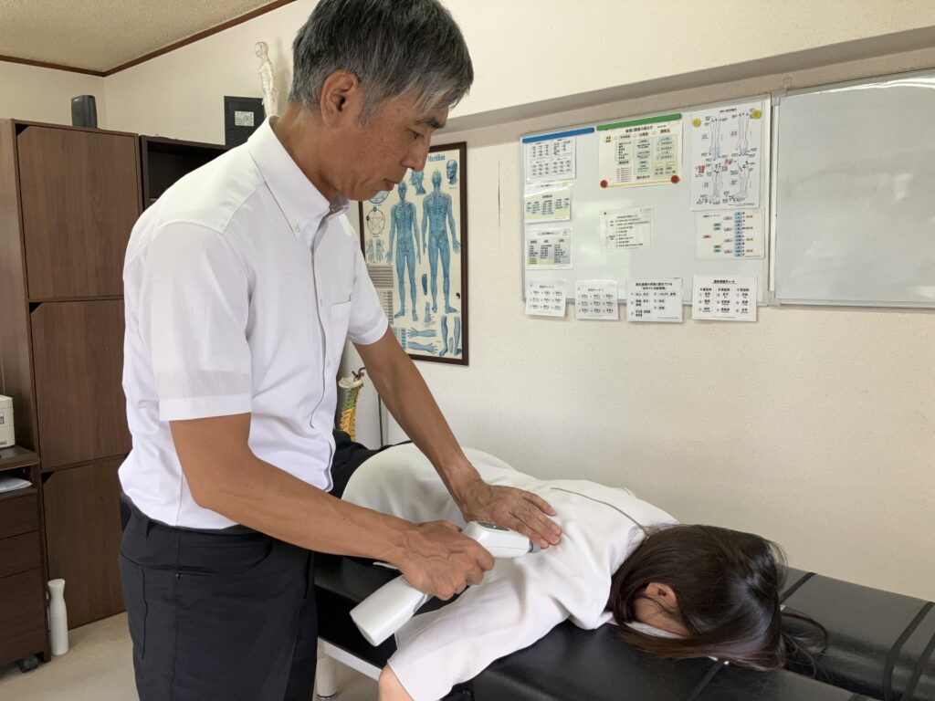 てんびんカイロプラクティックでアクティベータによる肩の施術