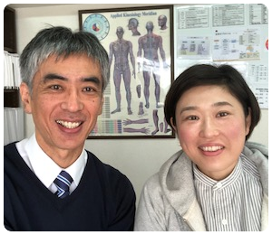 頚椎ヘルニアによる腕のしびれで来院された40代女性と院長の写真