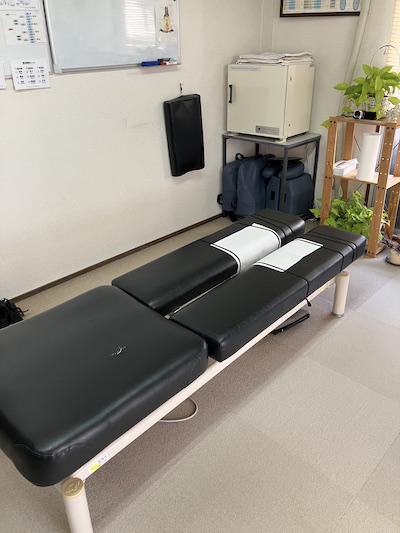 施術ベッドと院内の様子