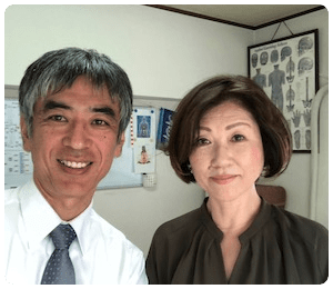 坐骨神経痛で来院された方と院長の写真