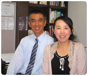 あごと首の痛みで来院された健康管理士の方との写真 施術後の変化を実感