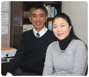 股関節の痛みで来院された介護職の方との写真