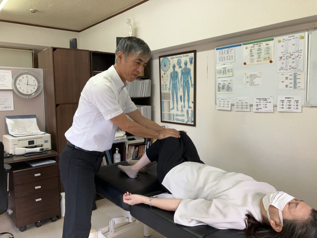 強く押さず体の反応を確認しながら施術している様子