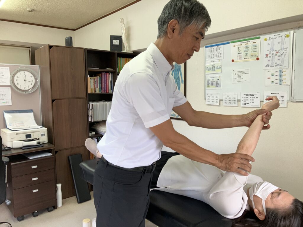 福岡市博多駅前の整体、てんびんカイロプラクティックでの腕や手の検査の様子