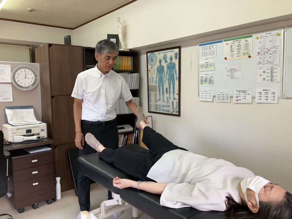 福岡市博多駅前の整体、てんびんカイロプラクティックの下肢長検査の様子